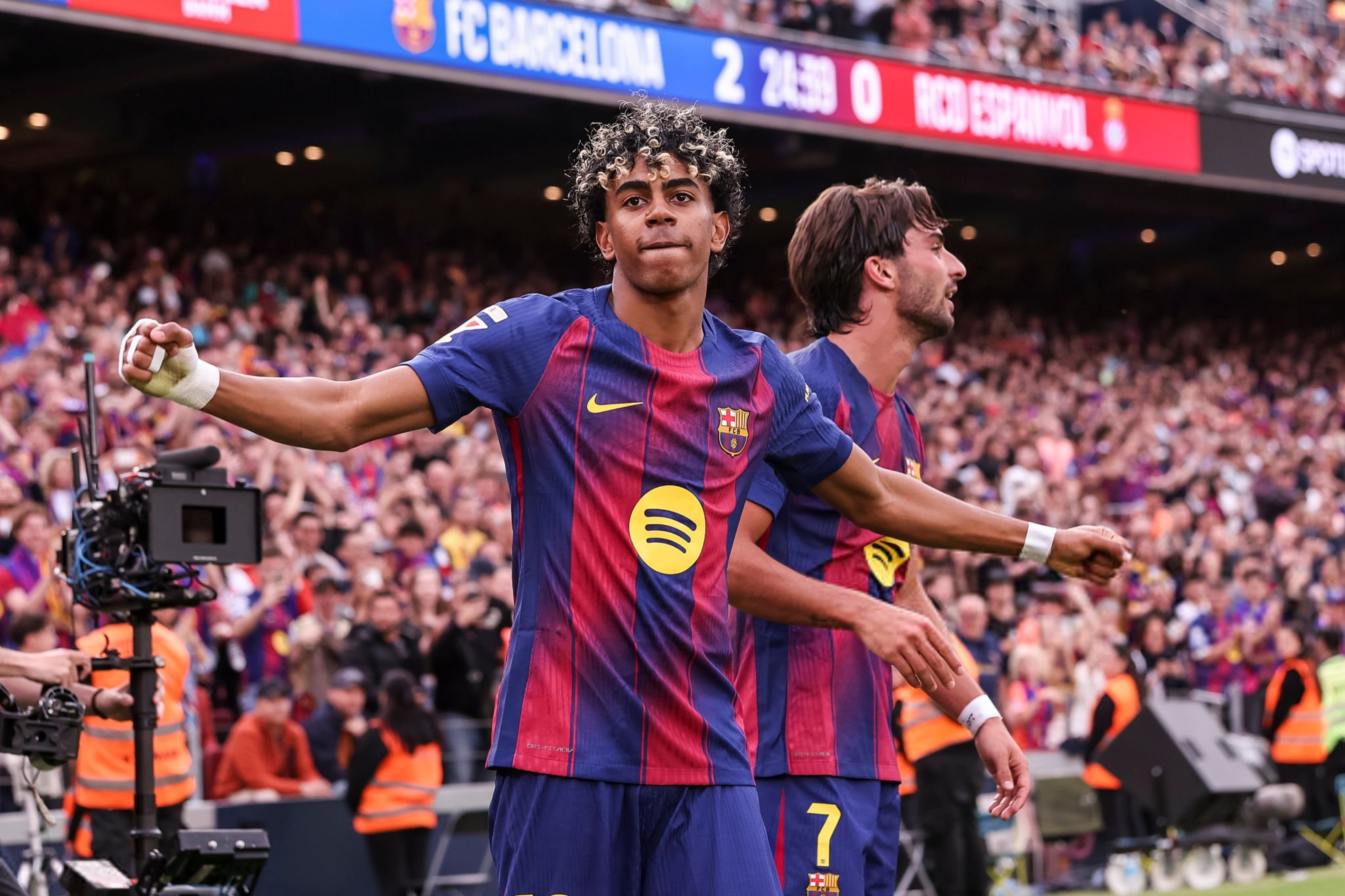 برشلونة يكتسح إسبانيول ويقترب من لقب الليغا