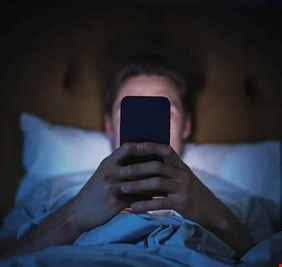 كيف تؤثر متابعة الأخبار على الصحة النفسية وجودة النوم؟