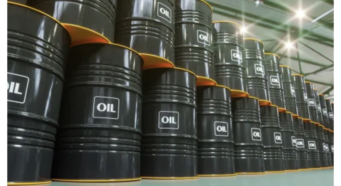 النفط يتجاوز 100 دولار للبرميل مجددا بعد فشل محادثات إسلام آباد