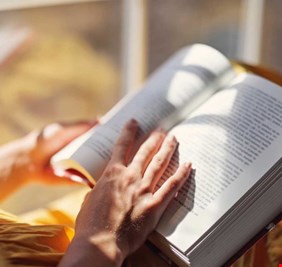 وصفة مجانية لإطالة العمر.. ماذا تفعل الروايات في خلايا دماغك؟