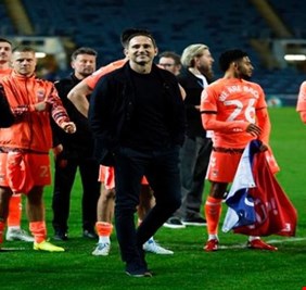 بقيادة لامبارد.. نادٍ يعود إلى البريميرليغ بعد غياب 25 عاما