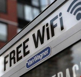 من تأثيرها في الصحة إلى سرعة الإنترنت.. خرافات حول الـ