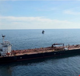 نفط البصرة: الناقلة الهندية المحملة بالنفط العراقي حاولت الخروج من هرمز بعد إعطائها الإذن وأطلق عليها النار