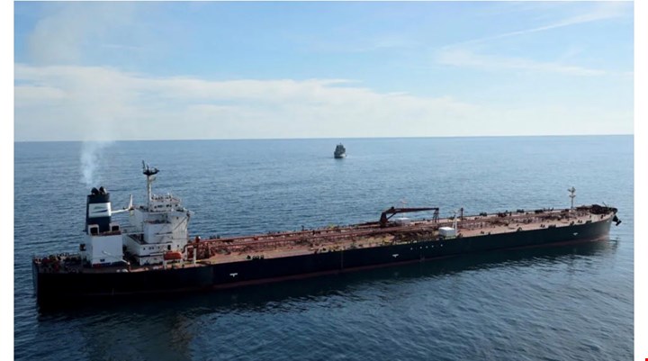 نفط البصرة: الناقلة الهندية المحملة بالنفط العراقي حاولت الخروج من هرمز بعد إعطائها الإذن وأطلق عليها النار