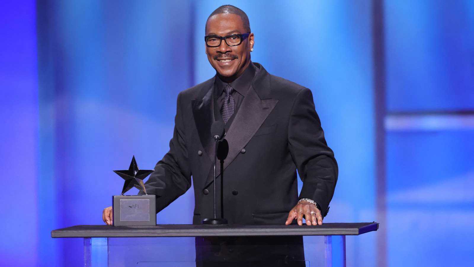 وسط احتفاء نجوم هوليوود.. إيدي مورفي يحصد جائزة 