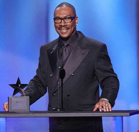 وسط احتفاء نجوم هوليوود.. إيدي مورفي يحصد جائزة 