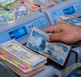 المالية تباشر صرف رواتب الموظفين