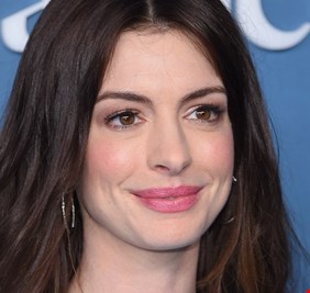 آن هاثاواي تفاجئ الجمهور بعبارة «إن شاء الله»