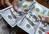 خبراء ومسؤولون ينفون توقف تدفق الدولار إلى العراق ويؤكدون استقرار الوضع المالي