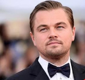 بعد مزحة على المسرح.. هدية غير متوقعة من ليوناردو دي كابريو لنيك غلاسر