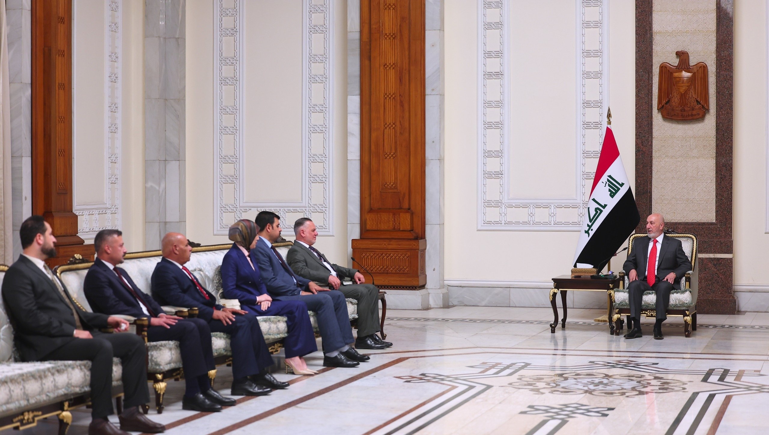 رئيس الجمهورية يستقبل اللجنة القانونية النيابية ويؤكد أهمية التنسيق لتعزيز الاستقرار