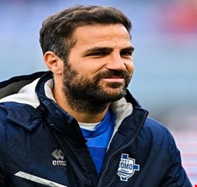 هل يخون فابريغاس برشلونة لإنقاذ 