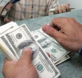 الدولار يسجل تراجعاً طفيفاً في أسواق بغداد وأربيل