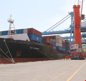 ميناء أم قصر يستقبل 6 بواخر  تجارية