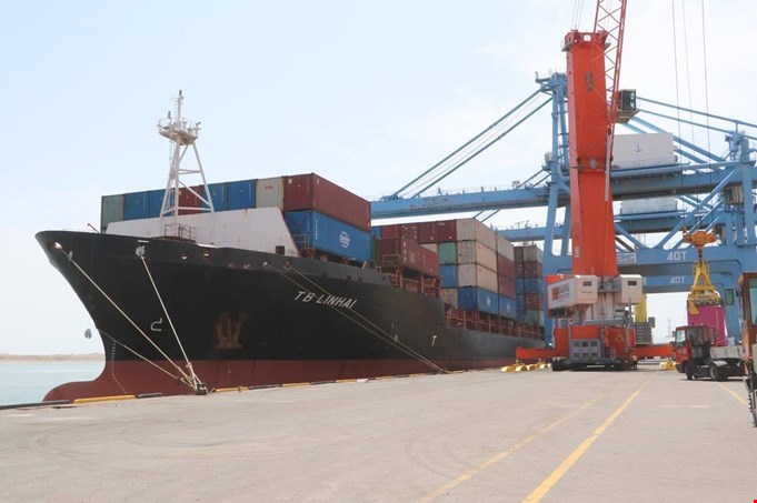 ميناء أم قصر يستقبل 6 بواخر  تجارية