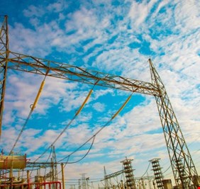 وزارة الكهرباء تعلن خطة شاملة لمواجهة ذروة الصيف: الربط الخليجي يدخل الخدمة قريباً وتحذيرات من نقص الوقود