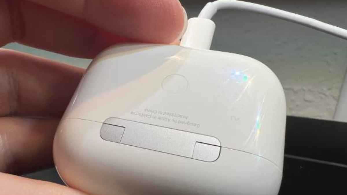 راحة ومخاطر.. هل من الآمن شحن سماعات AirPods طوال الليل؟‬
