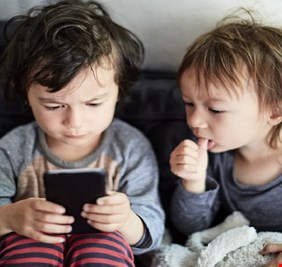 هل طفلك جاهز للحصول على هاتفه الأول؟ إليك ما يقوله الخبراء