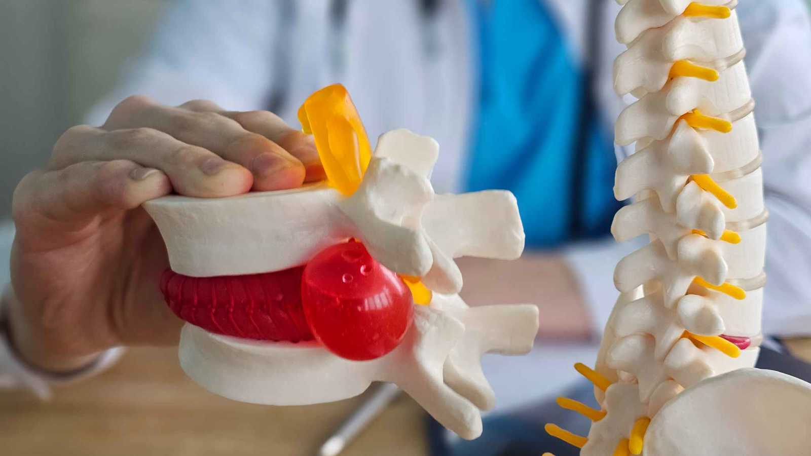 جرّاح عمود فقري يكشف أخطر حركة قد تمزق ظهرك في ثوانٍ