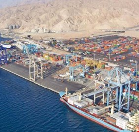 ميناء العقبة يستقبل خمس بواخر محملة بسلع للعراق وسط اضطرابات الملاحة في هرمز